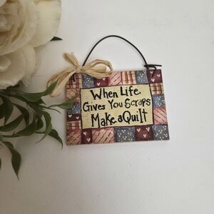 Patchwork Quilt Sign Inspirational Quote. When Life Gives You Scraps Make Quilt.